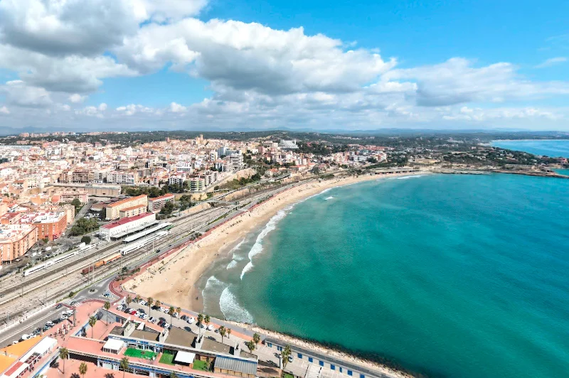 una playa en Tarragona - la luna de Moscú