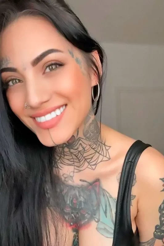 jovencita colombiana tatuada en murcia